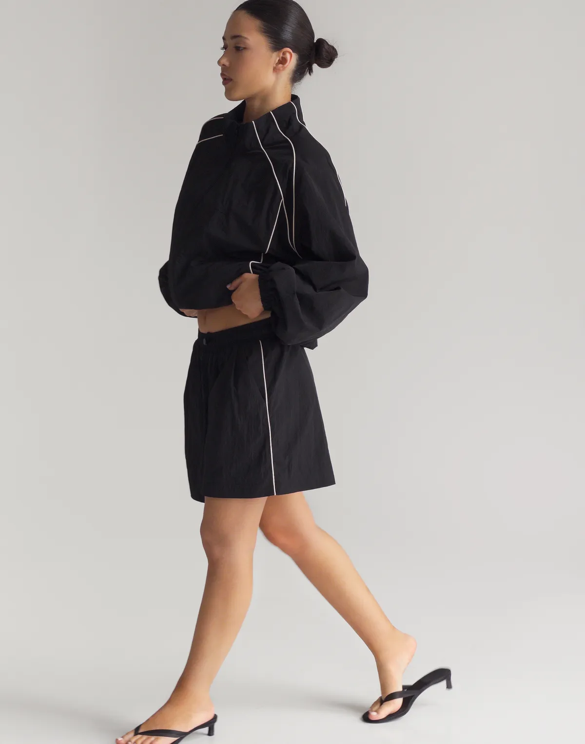 Шорти з плащової тканини з кантом, чорні - Фото 3