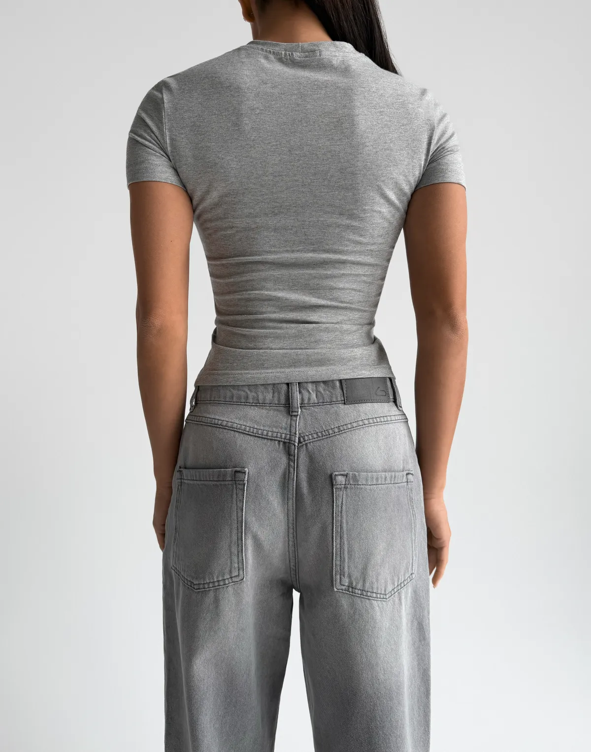 Футболка по фігурі з м'якого бавовняного матеріалу, сірий меланж з принтом "Gaslighter" - Фото 2