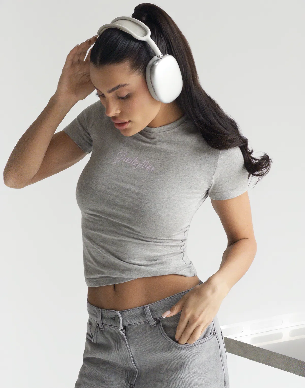 Футболка по фігурі з м'якого бавовняного матеріалу, сірий меланж з принтом "Gaslighter" - Фото 4