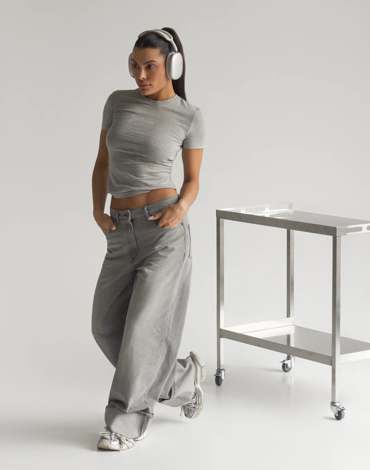 Футболка по фігурі з м'якого бавовняного матеріалу, сірий меланж з принтом "Gaslighter" - Фото 1