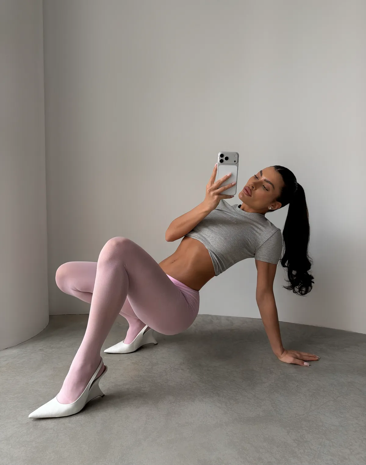 Футболка по фігурі з м'якого бавовняного матеріалу, сірий меланж з принтом "Gaslighter" - Фото 3