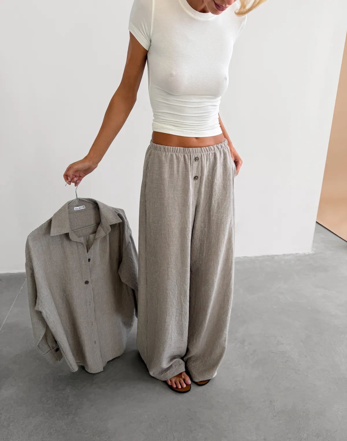 Комплект в піжамному стилі із льняної тканини у смужку сорочка та штани, какао - Фото 7