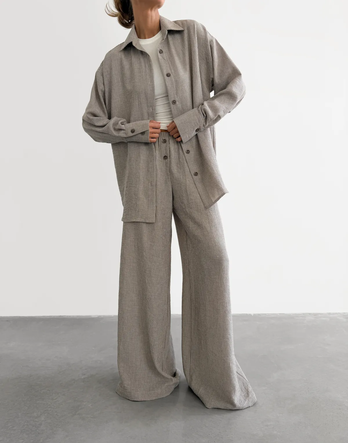 Комплект в піжамному стилі із льняної тканини у смужку сорочка та штани, какао - Фото 6