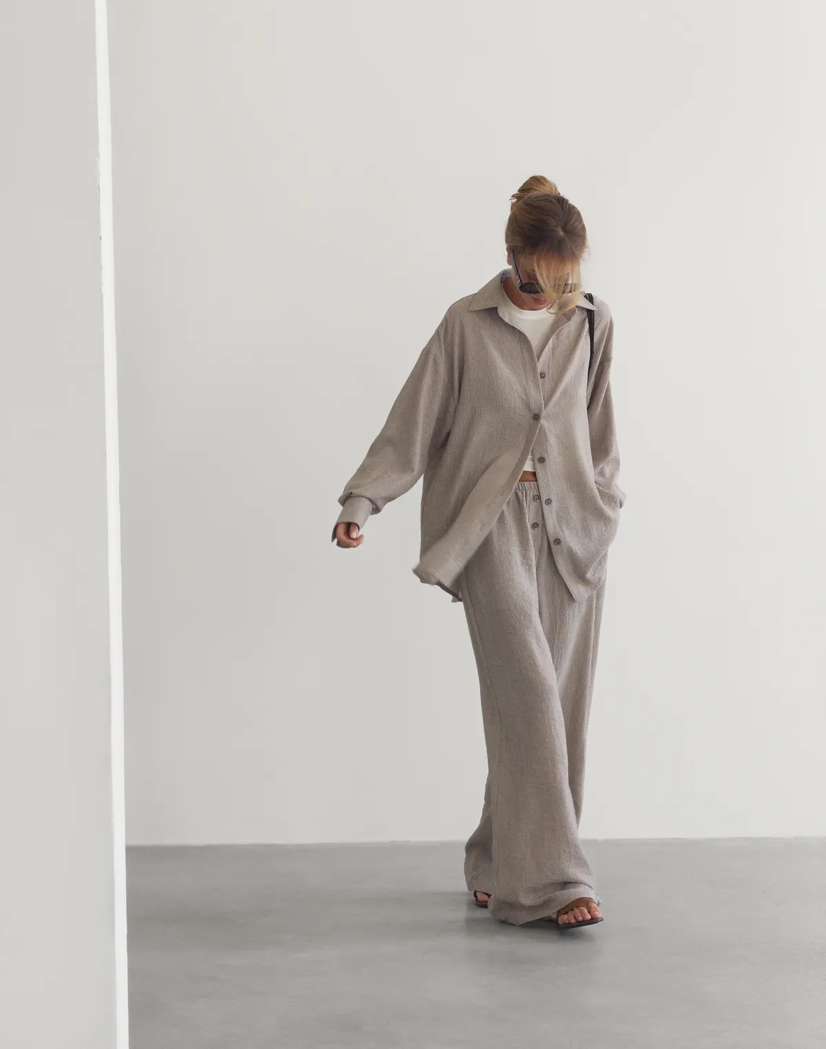 Комплект в піжамному стилі із льняної тканини у смужку сорочка та штани, какао - Фото 1