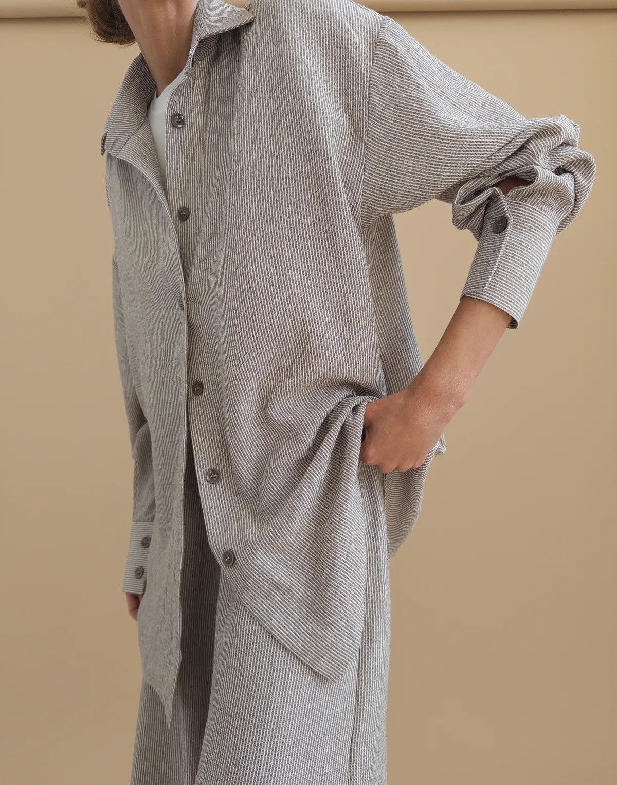 Сорочка із льняної тканини у смужку в піжамному стилі, какао - Фото 1