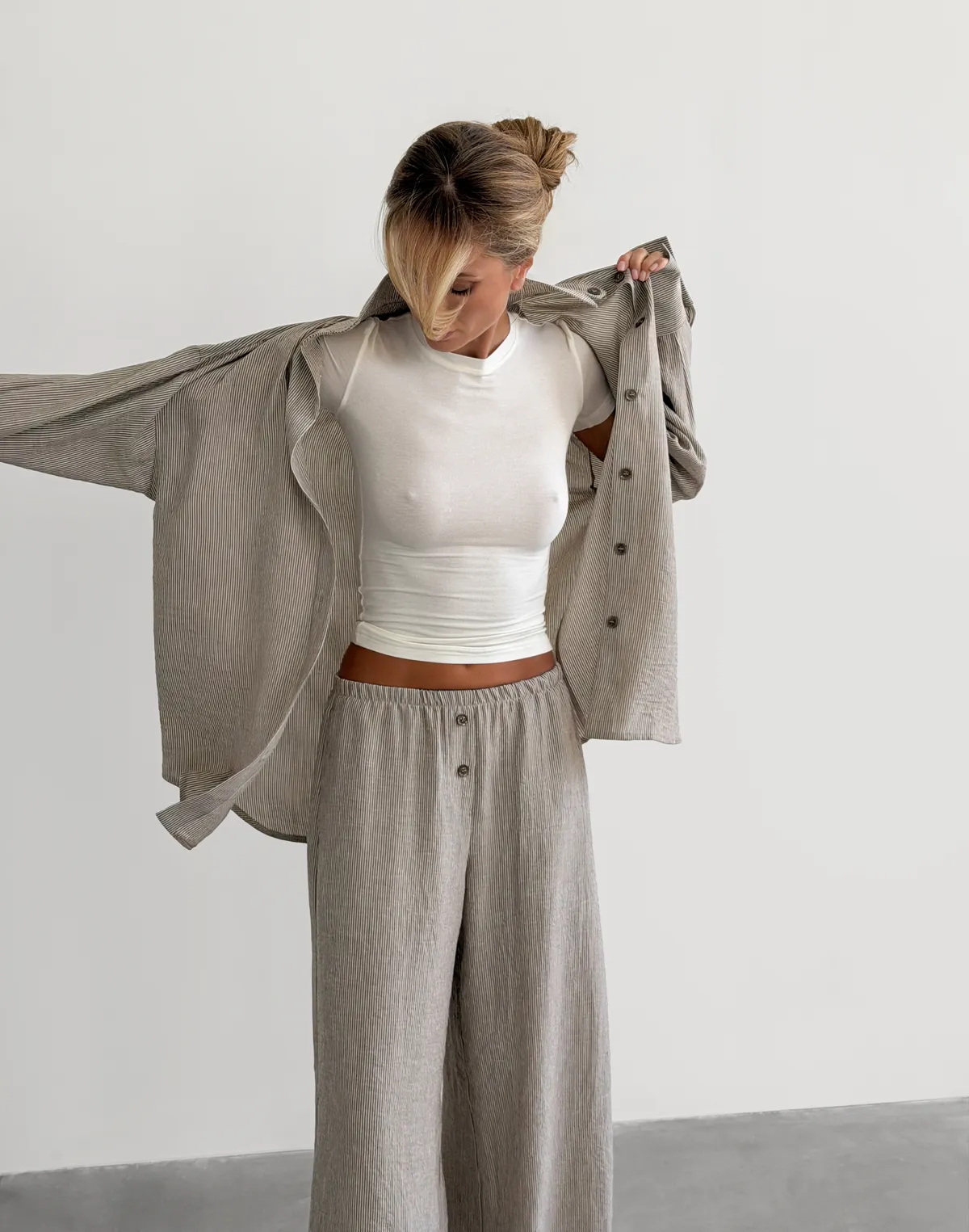 Комплект в піжамному стилі із льняної тканини у смужку сорочка та штани, какао - Фото 4