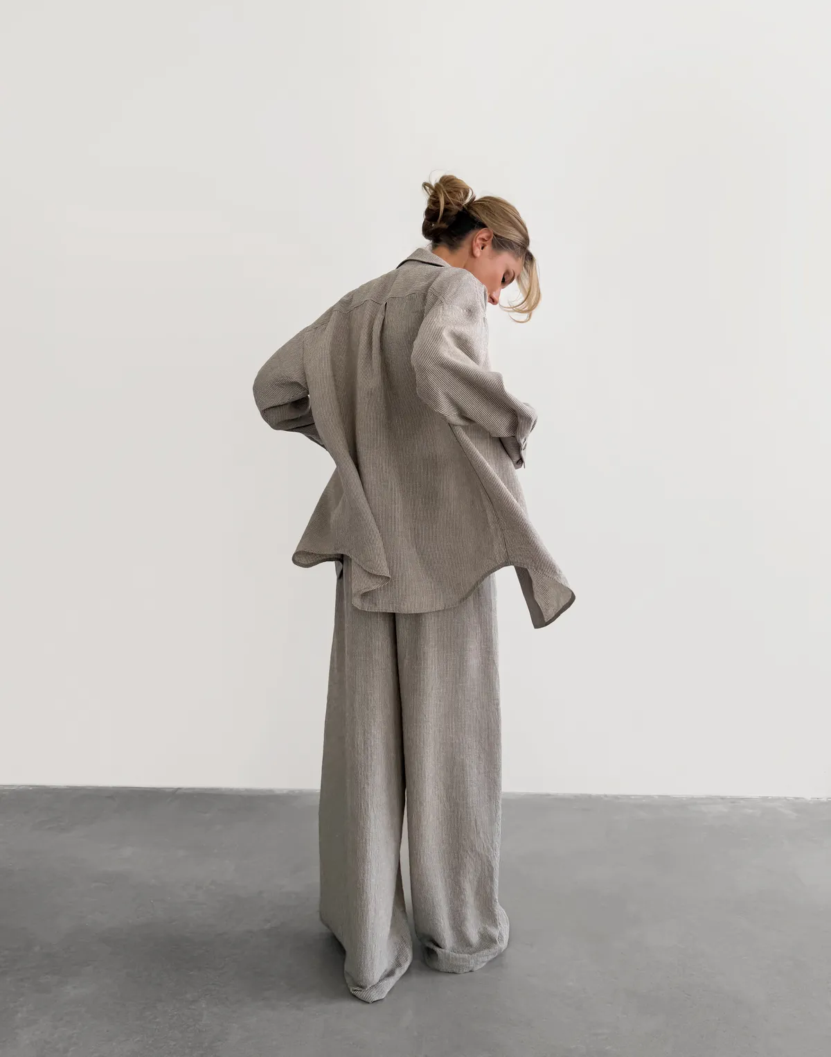 Комплект в піжамному стилі із льняної тканини у смужку сорочка та штани, какао - Фото 2