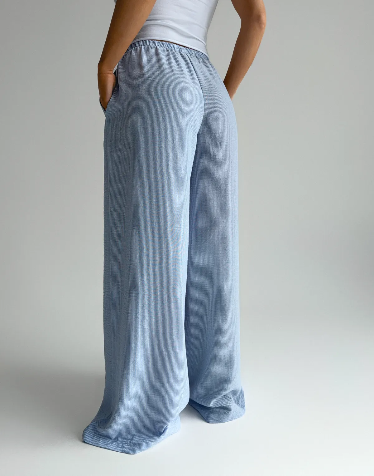 Штани із льняної тканини у смужку в піжамному стилі, блакитні - Фото 2