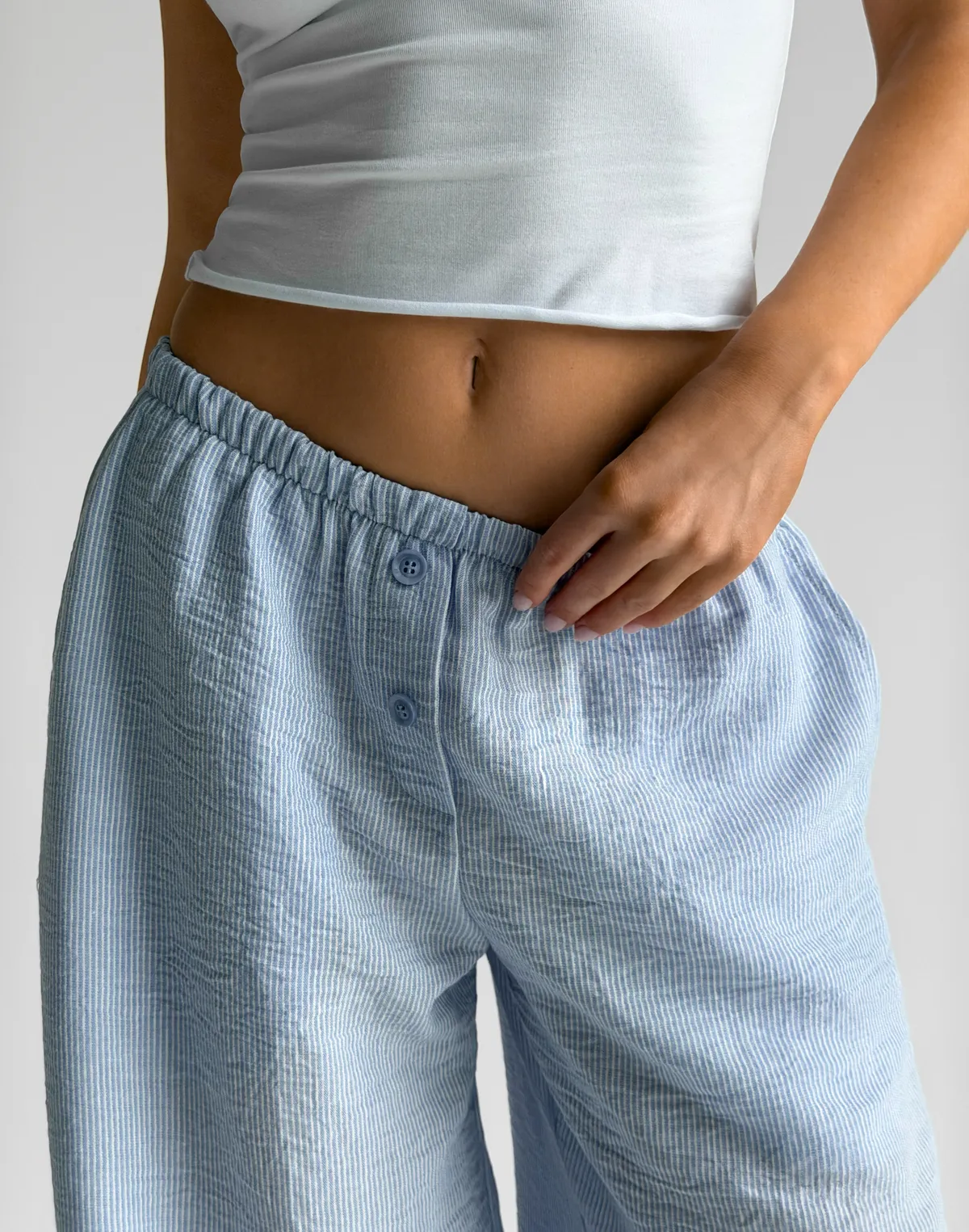 Штани із льняної тканини у смужку в піжамному стилі, блакитні - Фото 7