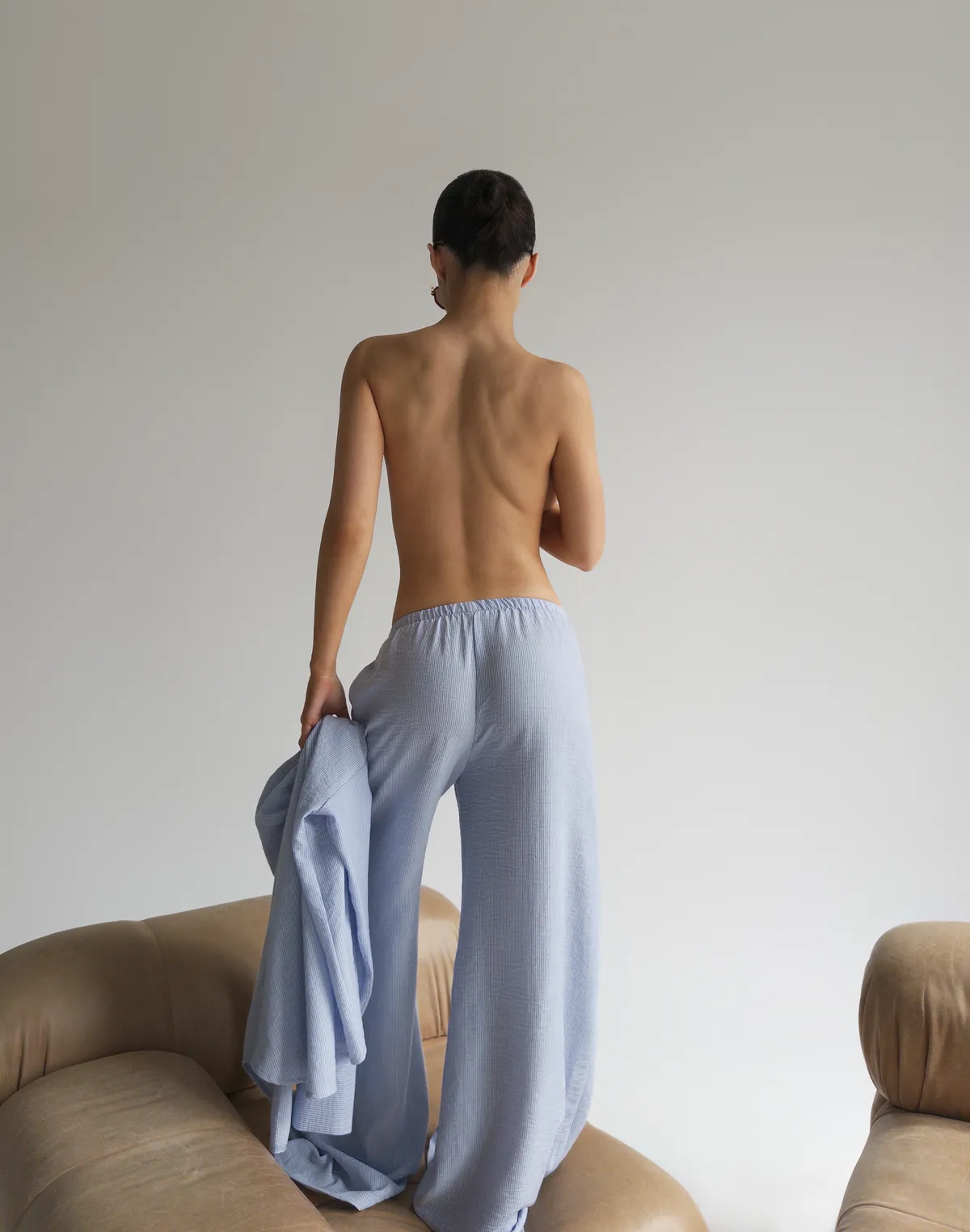 Штани із льняної тканини у смужку в піжамному стилі, блакитні - Фото 6