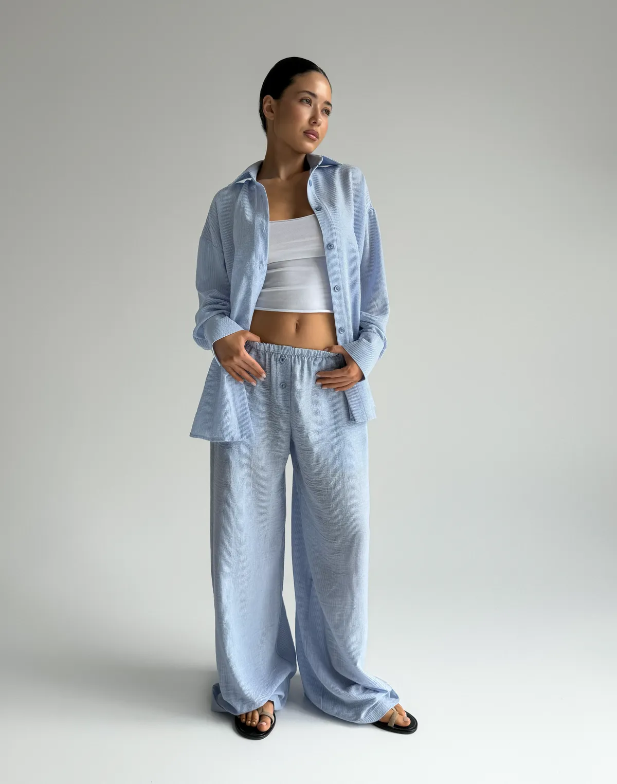 Штани із льняної тканини у смужку в піжамному стилі, блакитні - Фото 1