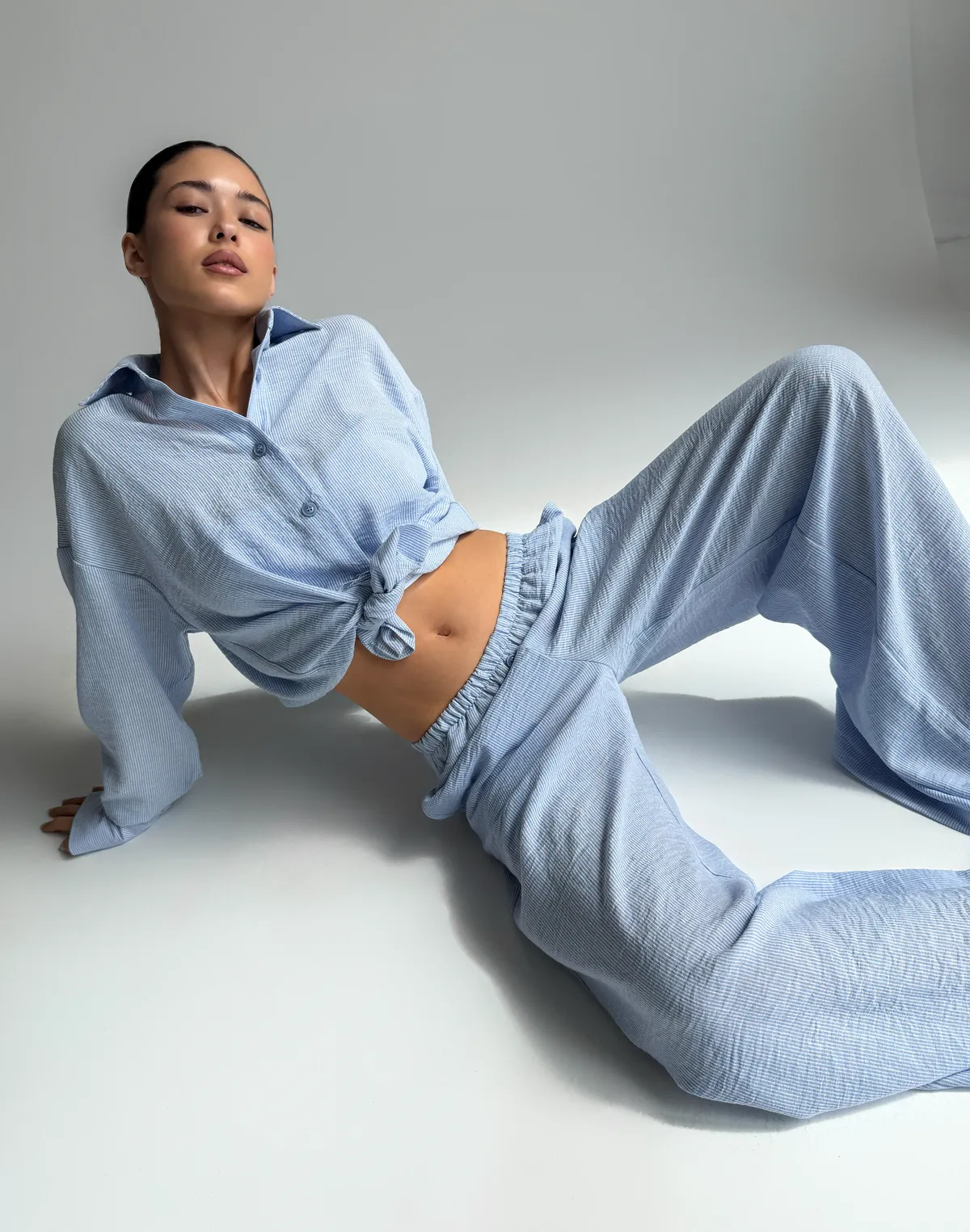 Комплект в піжамному стилі із льняної тканини у смужку сорочка та штани, блакитні - Фото 4