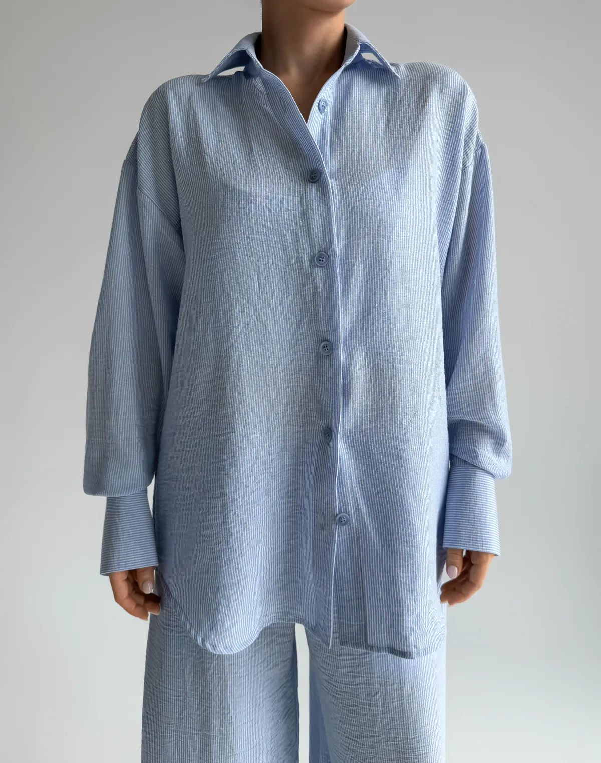 Сорочка із льняної тканини у смужку в піжамному стилі, блакитна - Фото 3