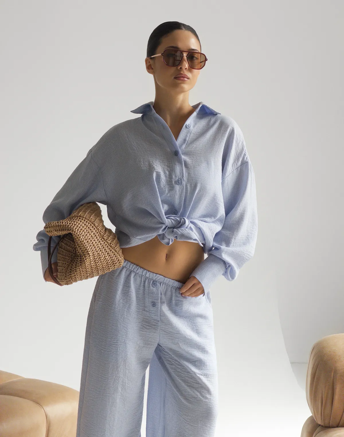 Сорочка із льняної тканини у смужку в піжамному стилі, блакитна - Фото 1