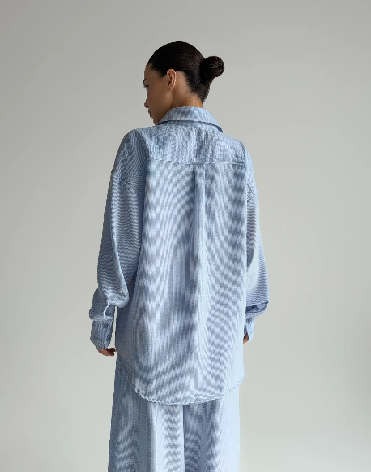 Комплект в піжамному стилі із льняної тканини у смужку сорочка та штани, блакитні - Фото 2