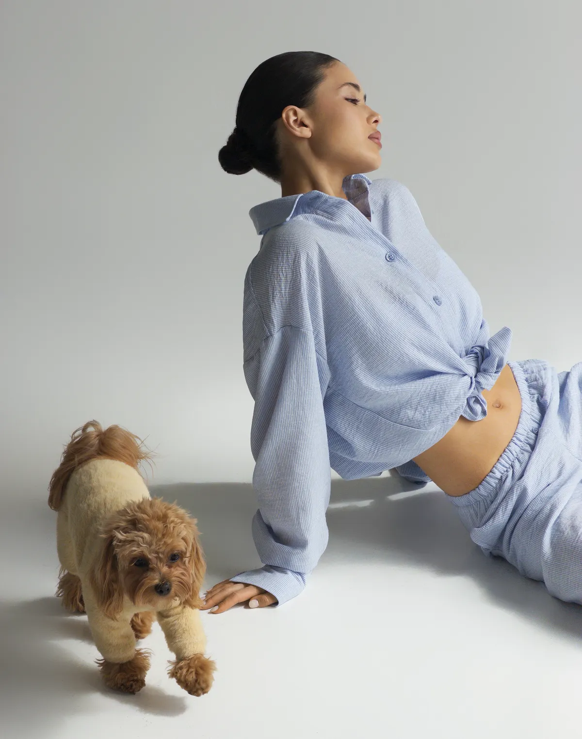 Комплект в піжамному стилі із льняної тканини у смужку сорочка та штани, блакитні - Фото 5