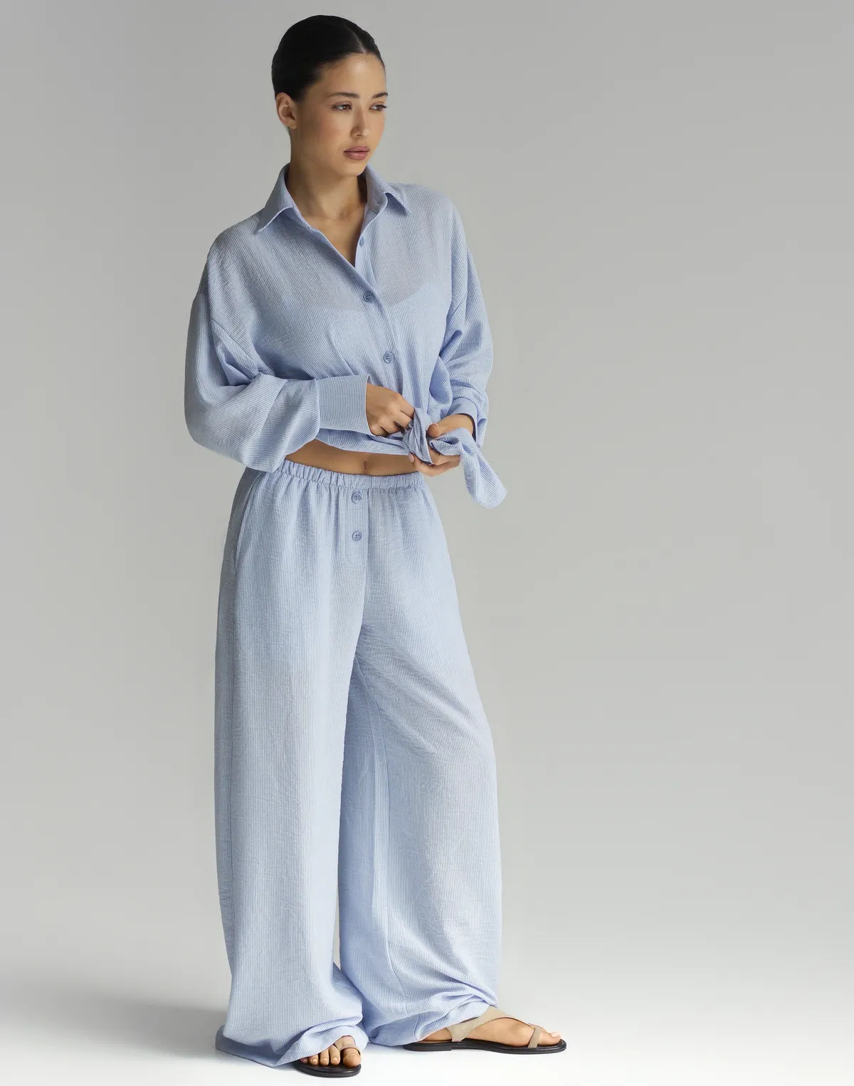 Комплект в піжамному стилі із льняної тканини у смужку сорочка та штани, блакитні - Фото 1