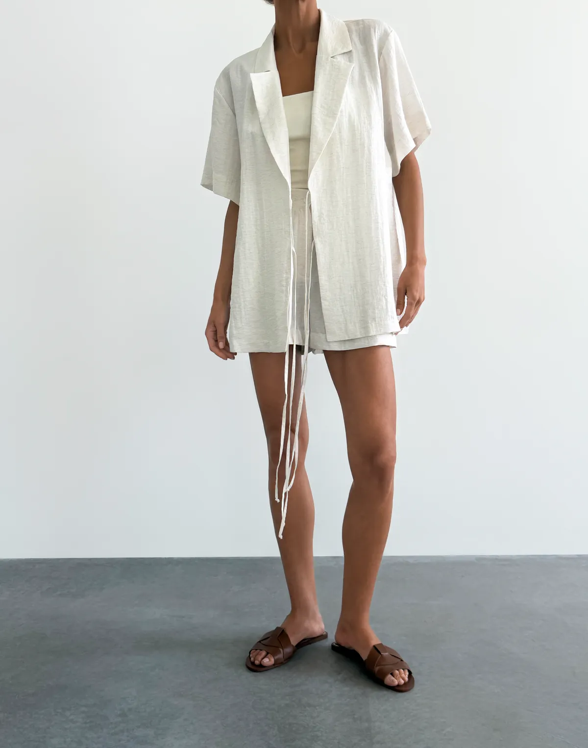 Комплект зі льном у складі сорочка на зав'язці та коротким рукавом та шорти літні базові вкорочені, молочні - Фото 8