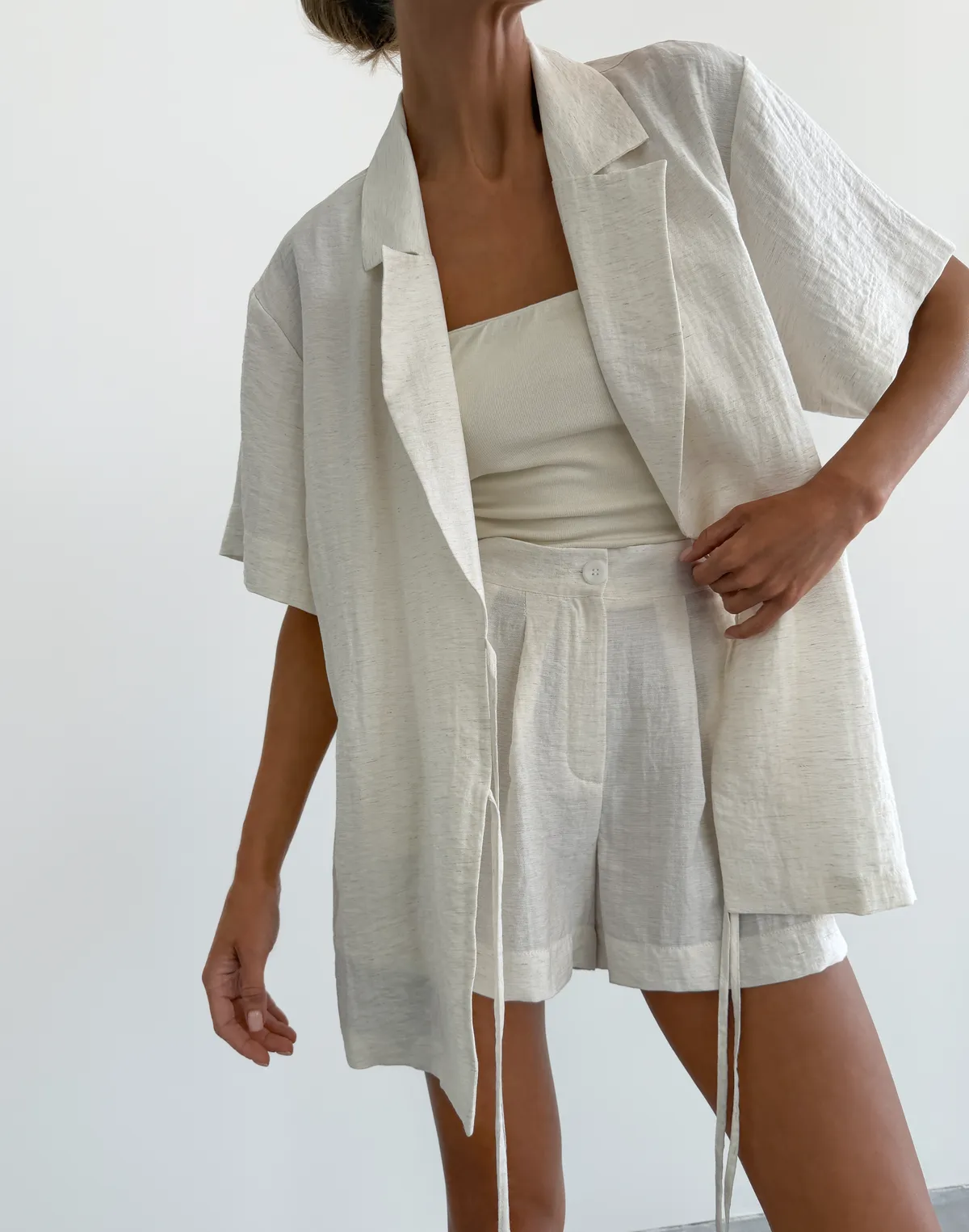 Шорти жіночі літні базові вкорочені зі льном у складі, молочні - Фото 1