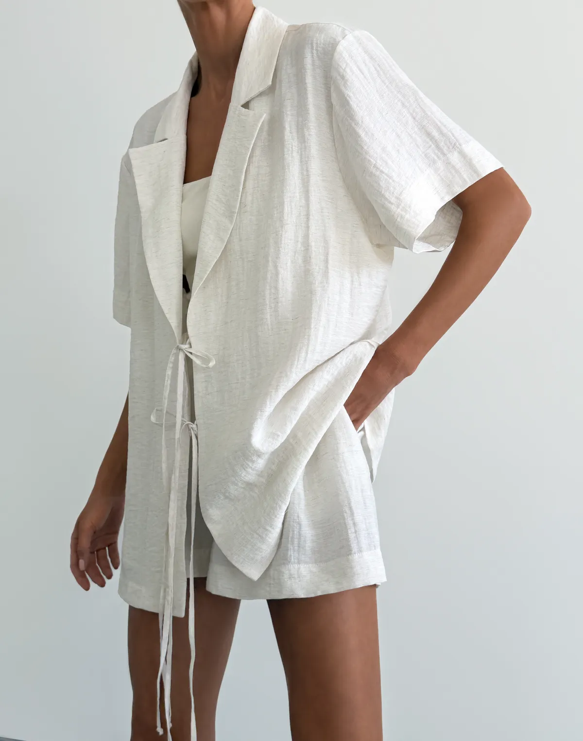 Сорочка на зав'язці та коротким рукавом зі льном у складі, молочна - Фото 7