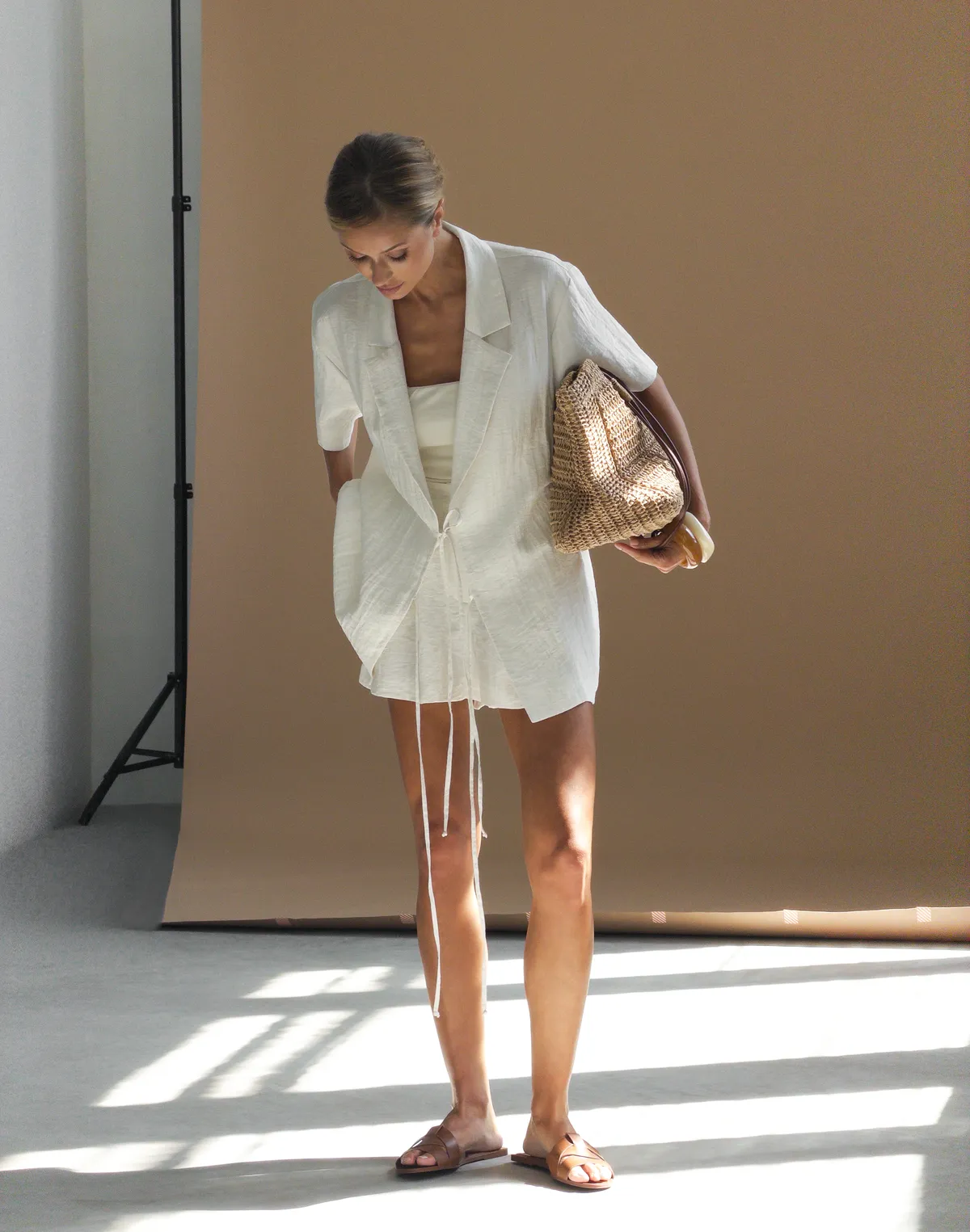 Сорочка на зав'язці та коротким рукавом зі льном у складі, молочна - Фото 6