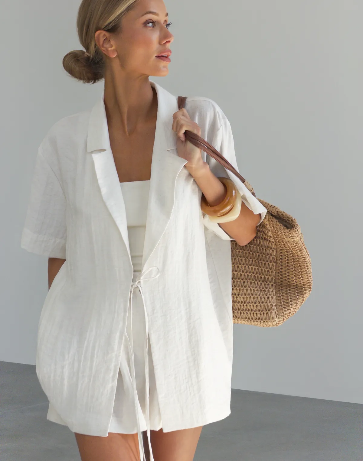 Сорочка на зав'язці та коротким рукавом зі льном у складі, молочна - Фото 8