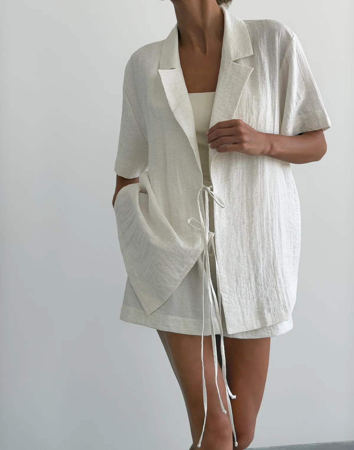 Сорочка на зав'язці та коротким рукавом зі льном у складі, молочна - Фото 1