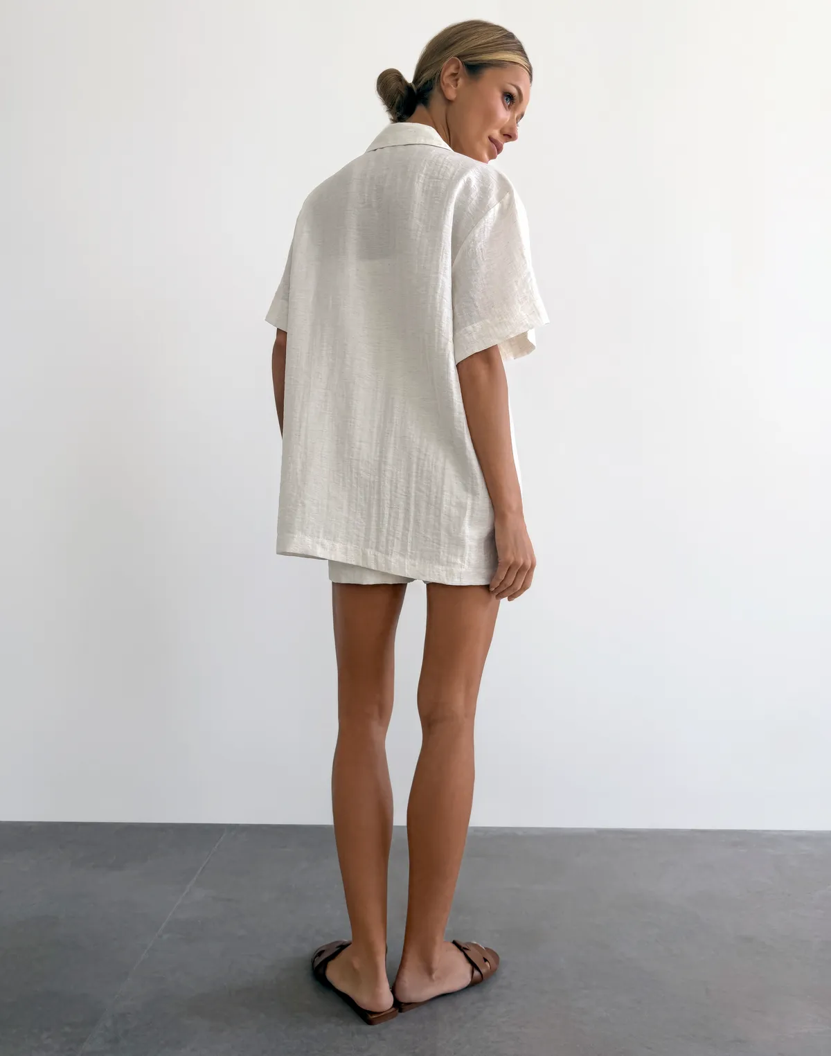 Комплект зі льном у складі сорочка на зав'язці та коротким рукавом та шорти літні базові вкорочені, молочні - Фото 2