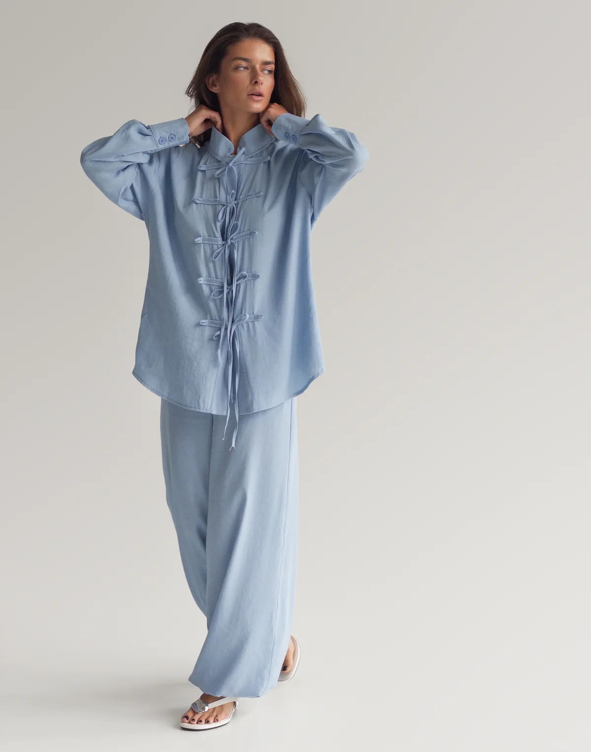 Комплект літній сорочка в азійському стилі та штани на затяжках знизу, блакитні - Фото 1