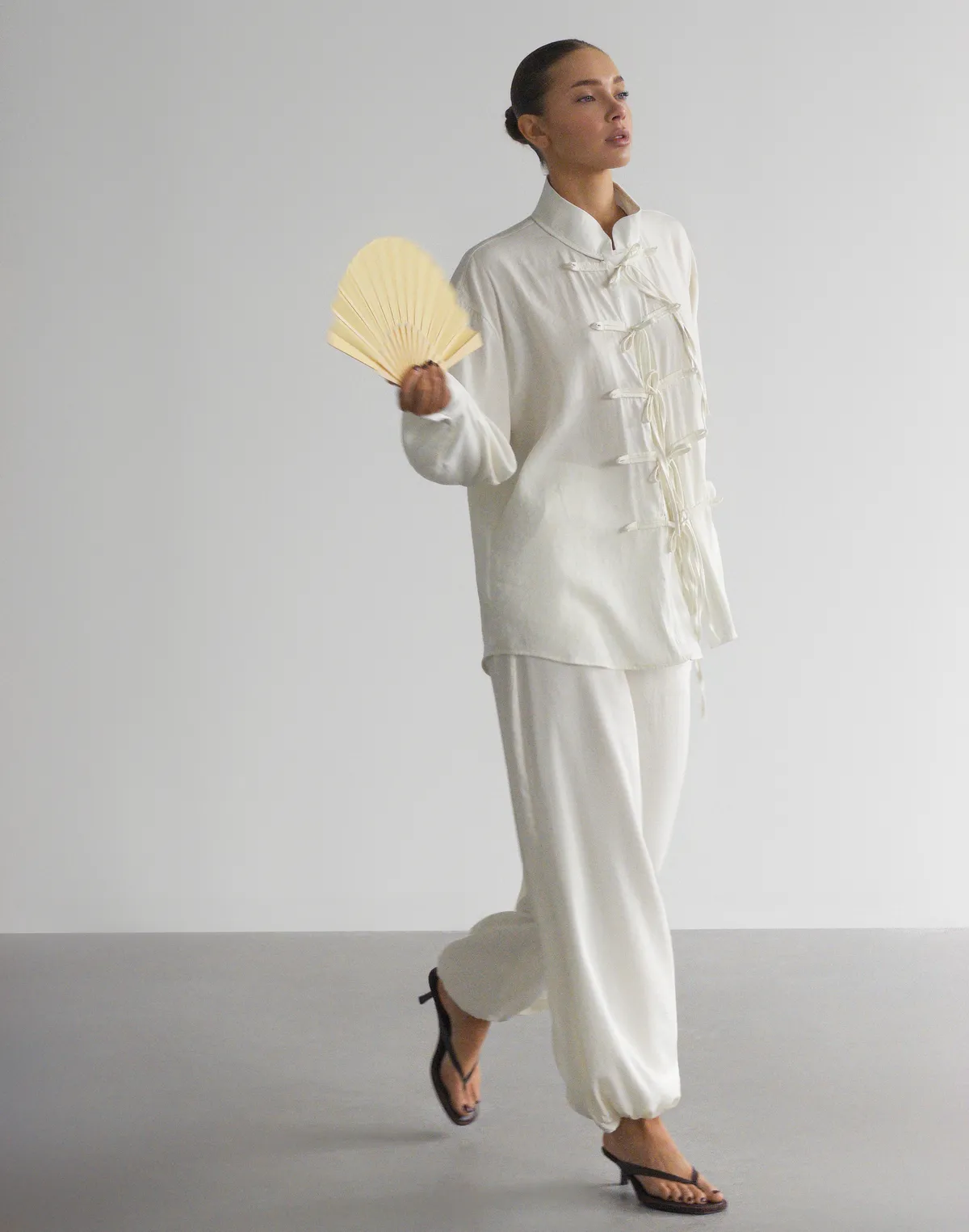 Комплект літній сорочка в азійському стилі та штани на затяжках знизу, молочні - Фото 1