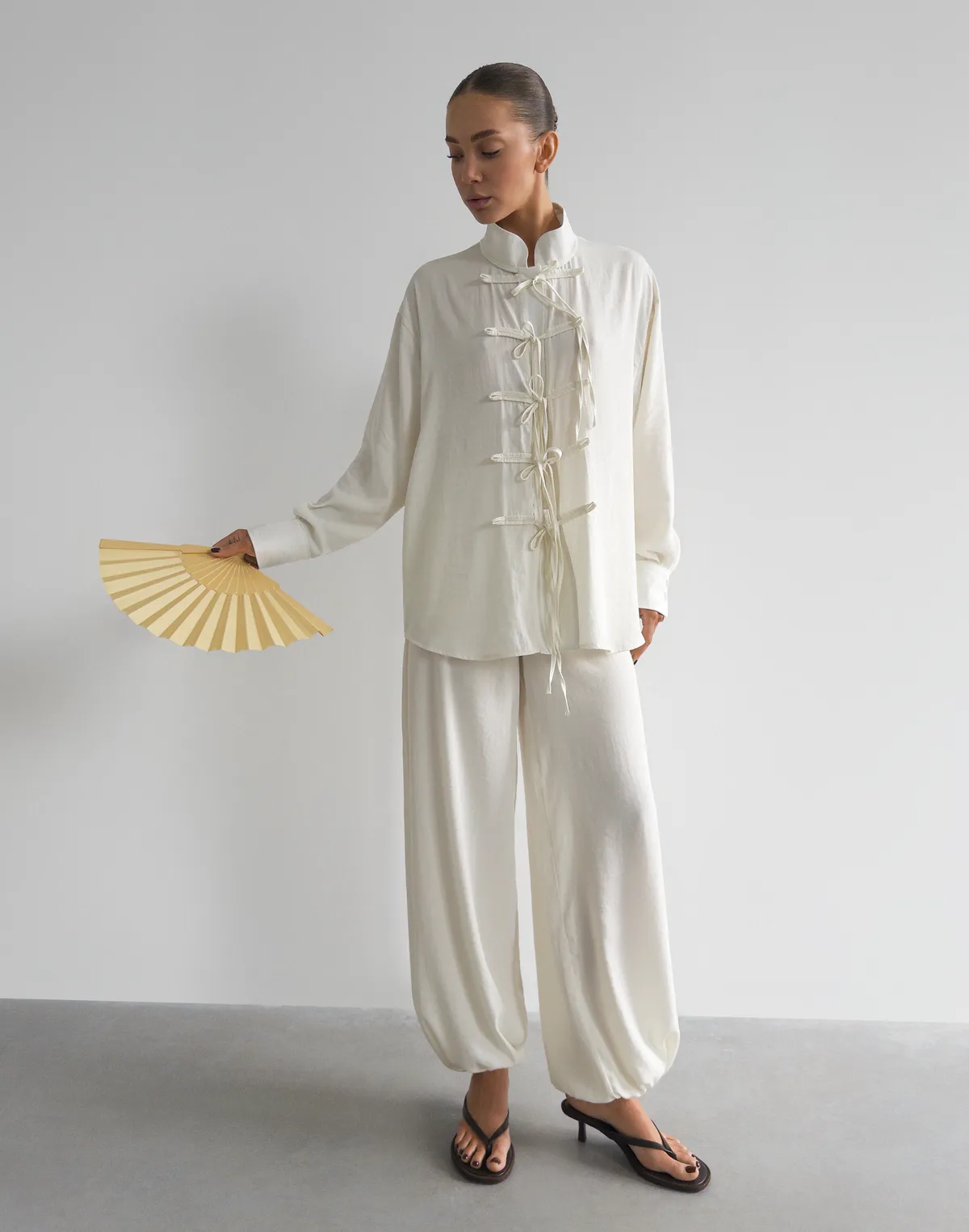 Штани літні текстильні на затяжках знизу, молочні - Фото 4