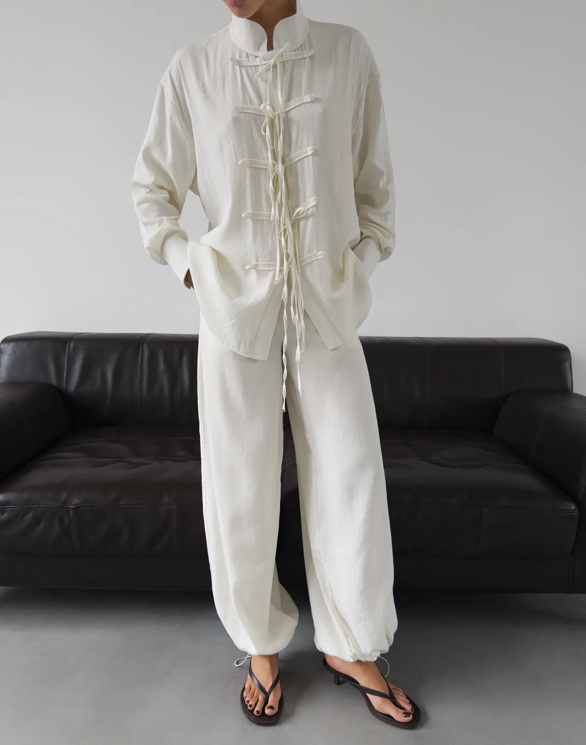 Штани літні текстильні на затяжках знизу, молочні - Фото 3