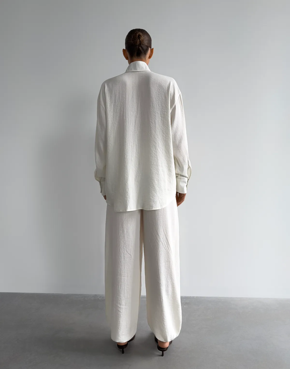 Комплект літній сорочка в азійському стилі та штани на затяжках знизу, молочні - Фото 2