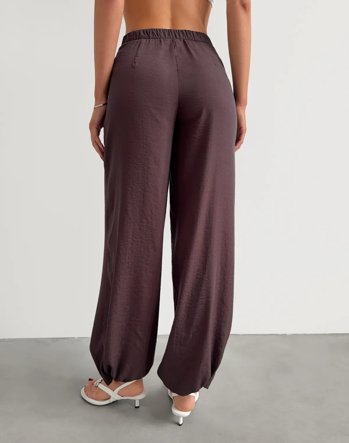 Штани літні текстильні на затяжках знизу, шоколадні - Фото 2