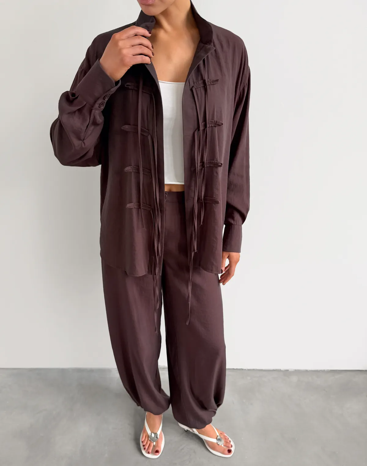 Штани літні текстильні на затяжках знизу, шоколадні - Фото 4