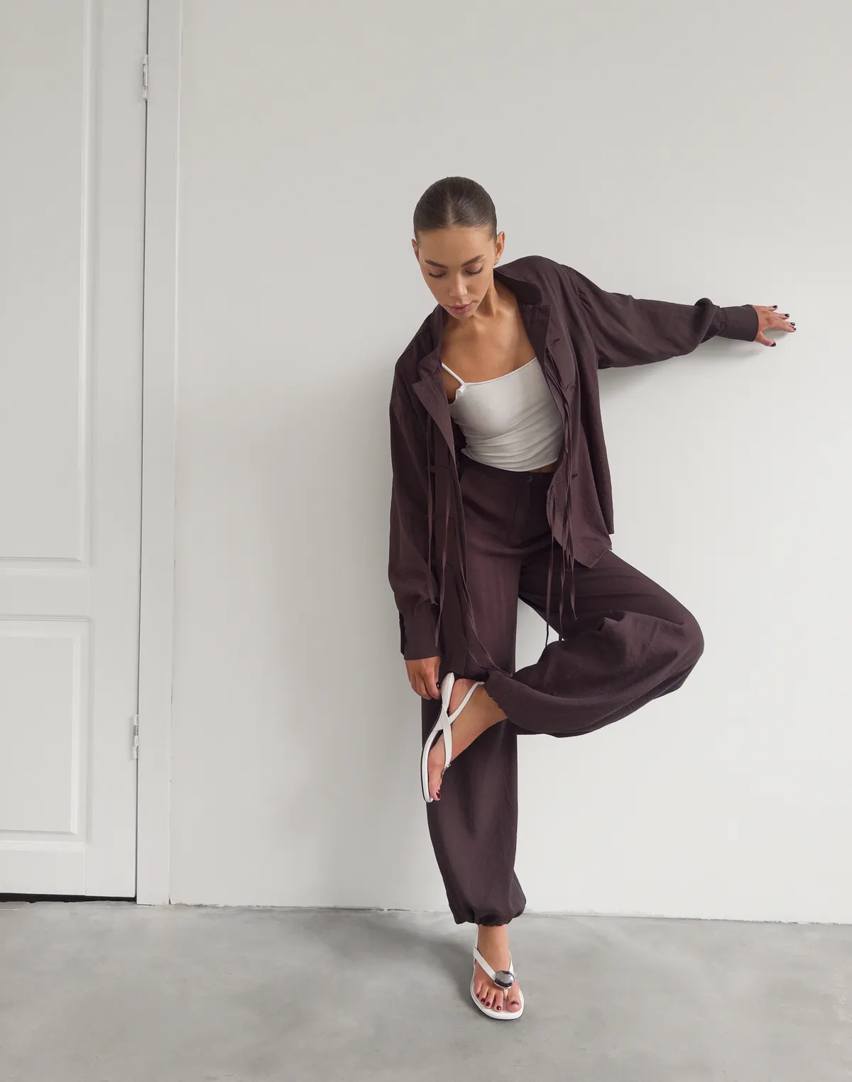 Штани літні текстильні на затяжках знизу, шоколадні - Фото 1