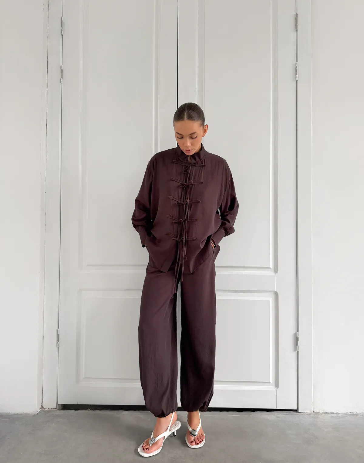 Комплект літній сорочка в азійському стилі та штани на затяжках знизу, шоколадні - Фото 1