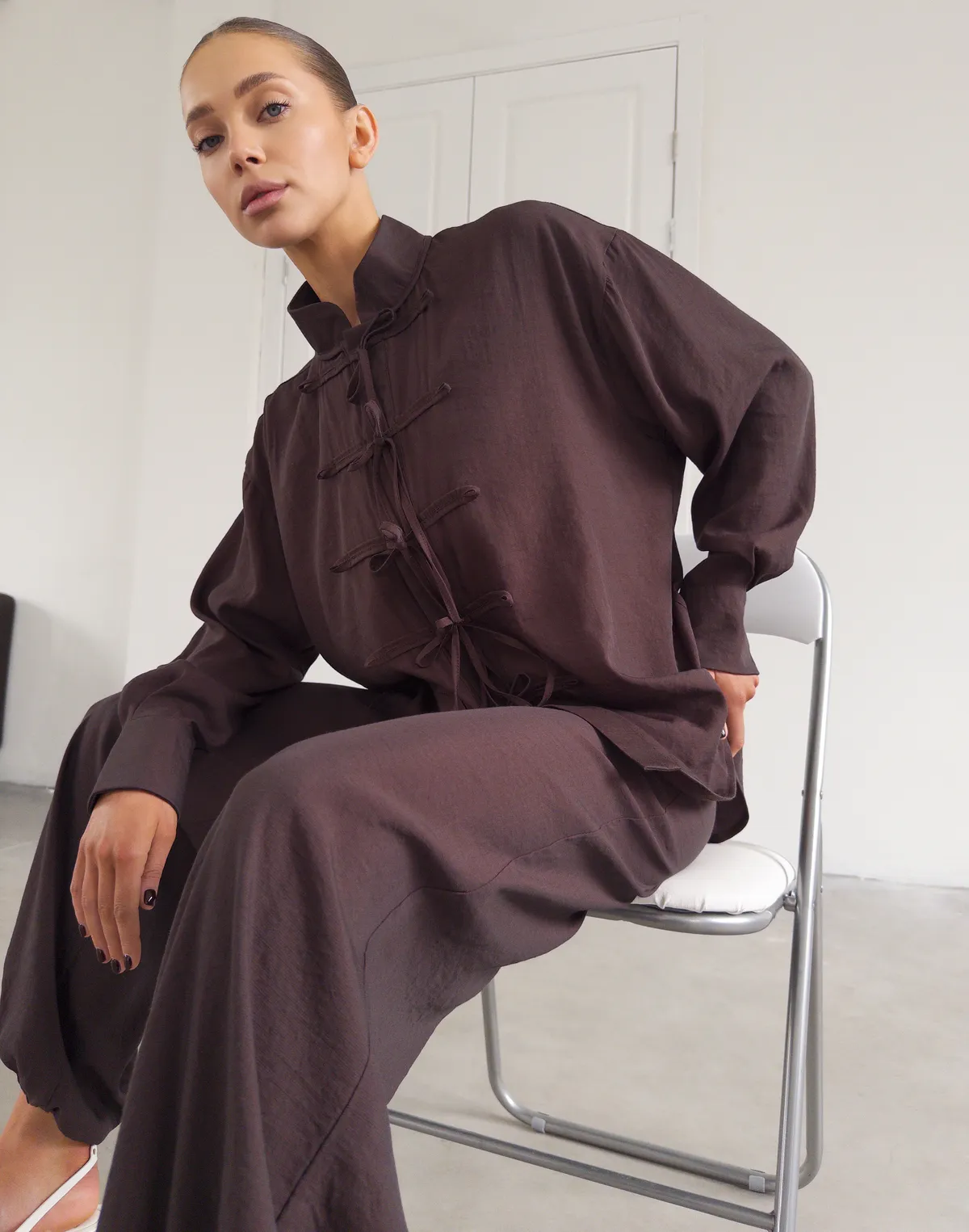 Штани літні текстильні на затяжках знизу, шоколадні - Фото 3