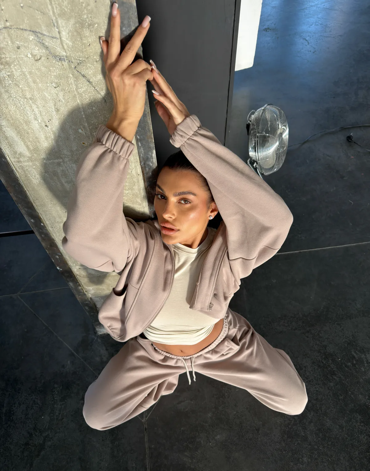 Кофта на блискавці з декоративними швами, бежева - Фото 8