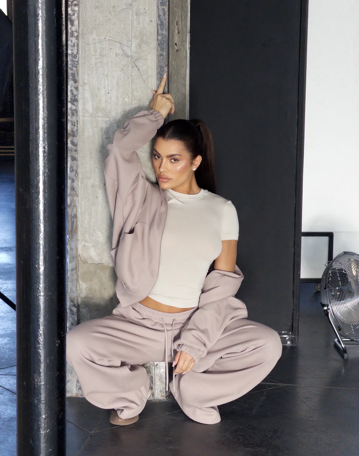 Кофта на блискавці з декоративними швами, бежева - Фото 7