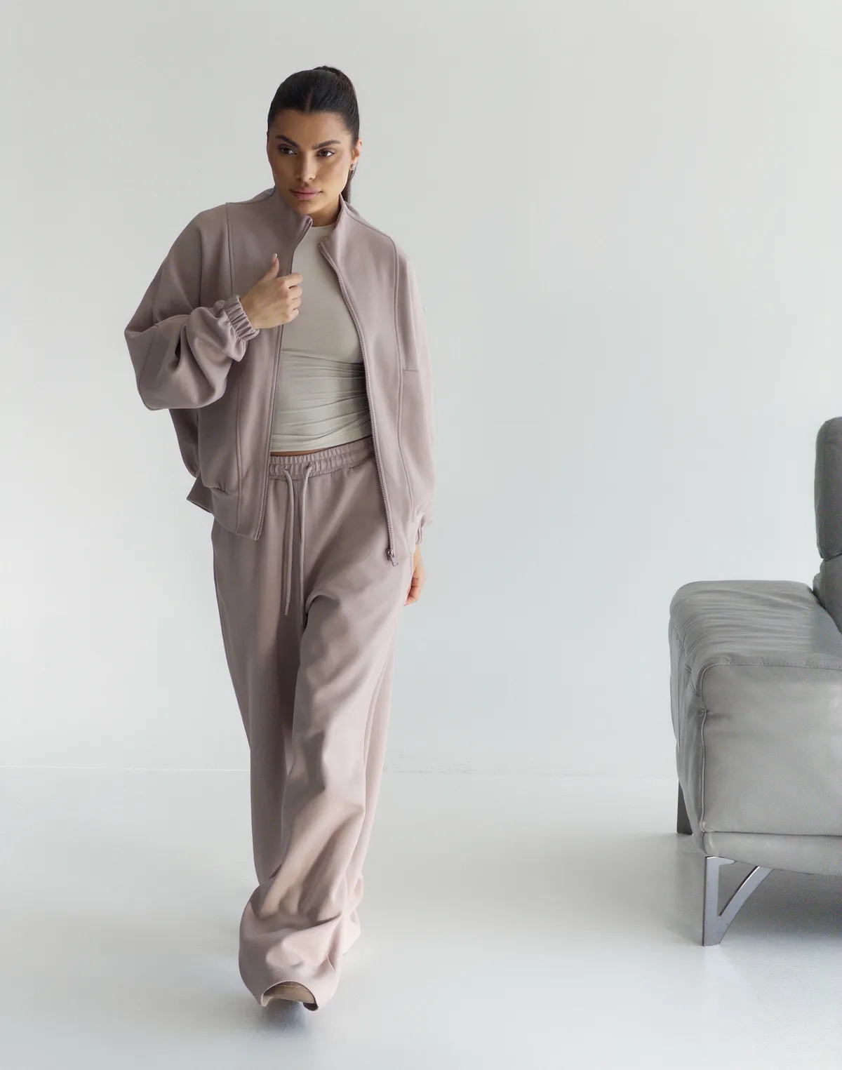 Комплект кофта на блискавці та штани прямого крою зі шнурком, бежеві - Фото 1