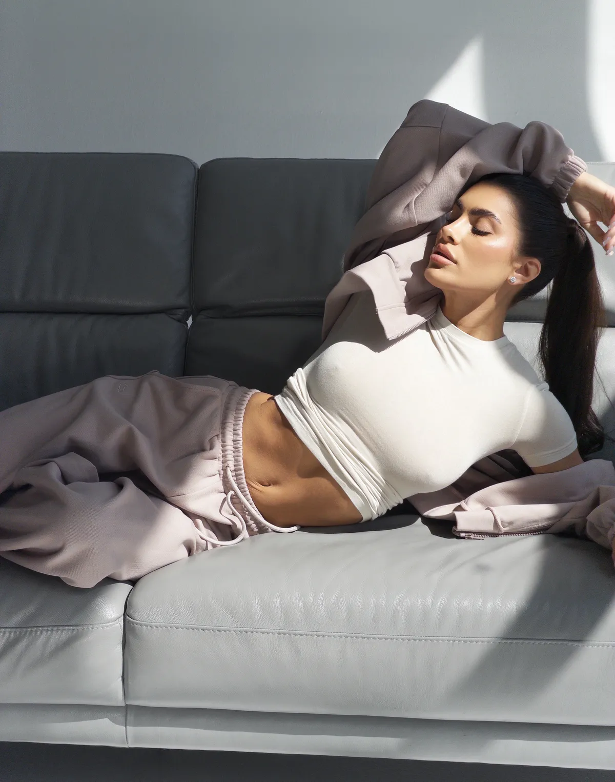 Комплект кофта на блискавці та штани прямого крою зі шнурком, бежеві - Фото 7