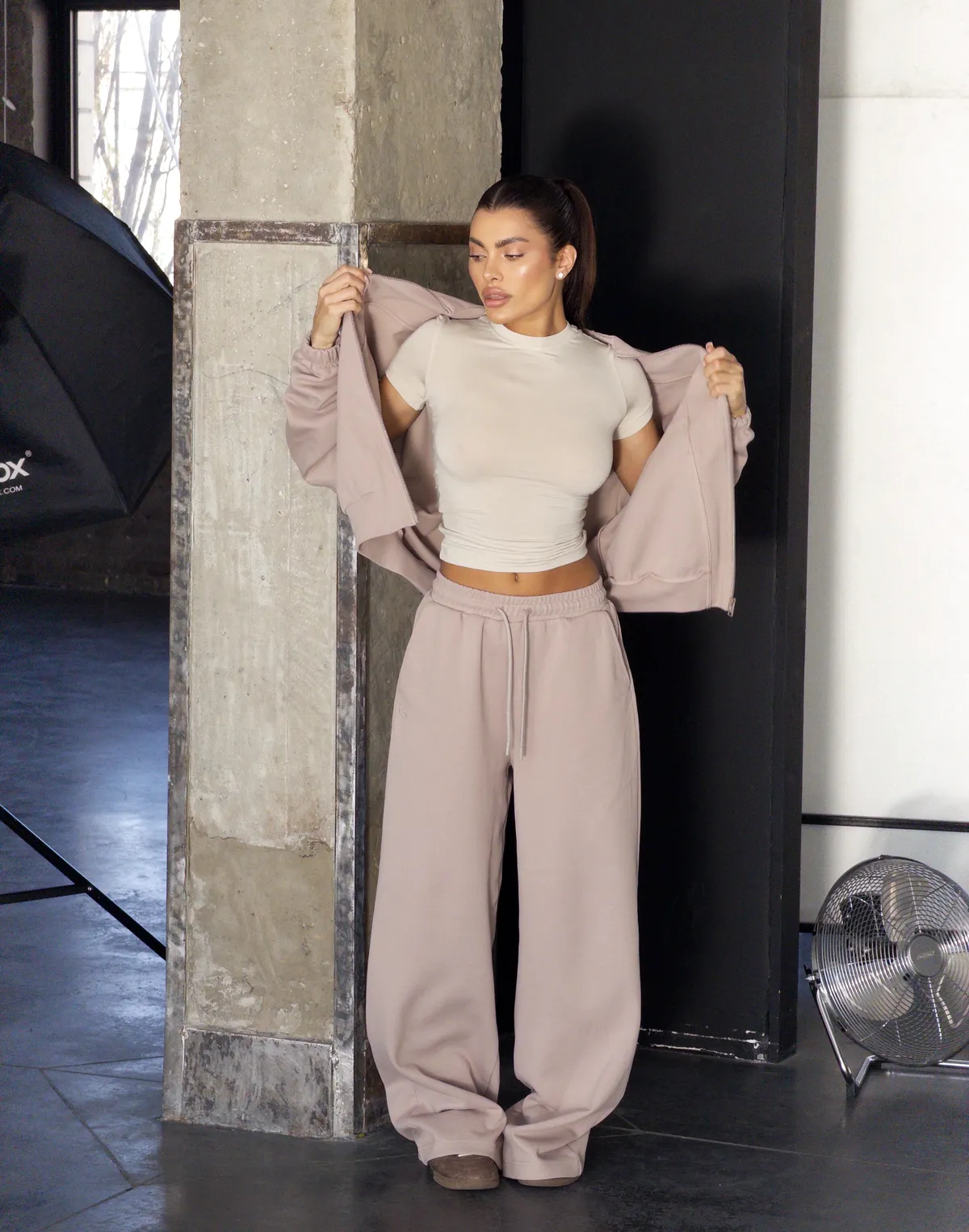 Штани прямого крою спортивні зі шнурком, бежеві - Фото 1