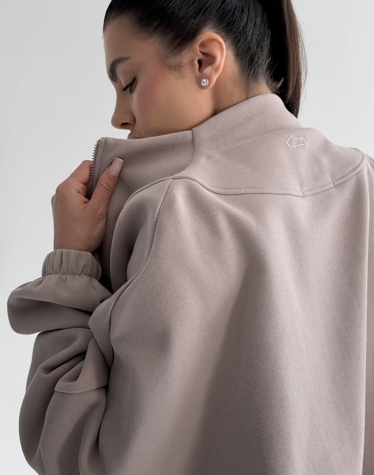 Кофта на блискавці з декоративними швами, бежева - Фото 5