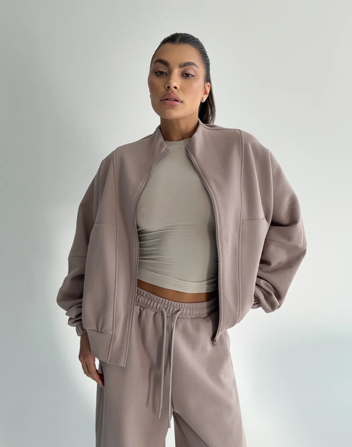 Кофта на блискавці з декоративними швами, бежева - Фото 1