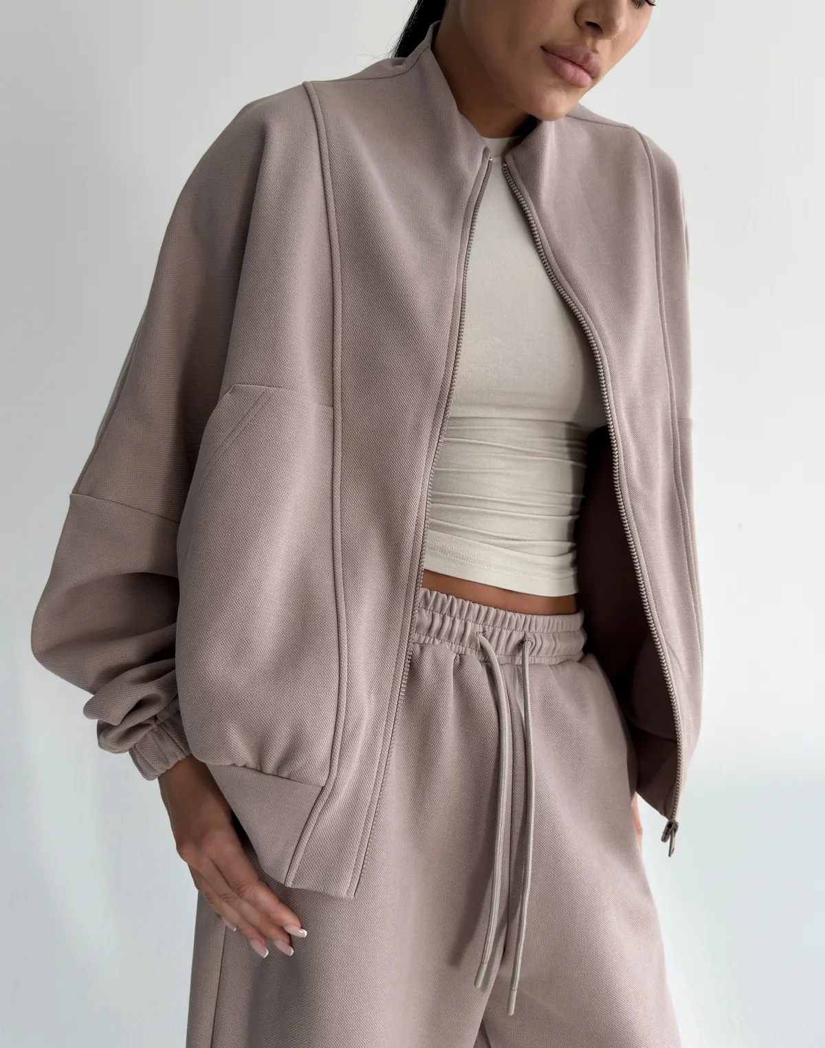 Кофта на блискавці з декоративними швами, бежева - Фото 4