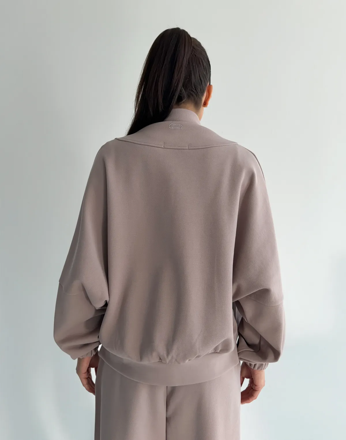 Кофта на блискавці з декоративними швами, бежева - Фото 2