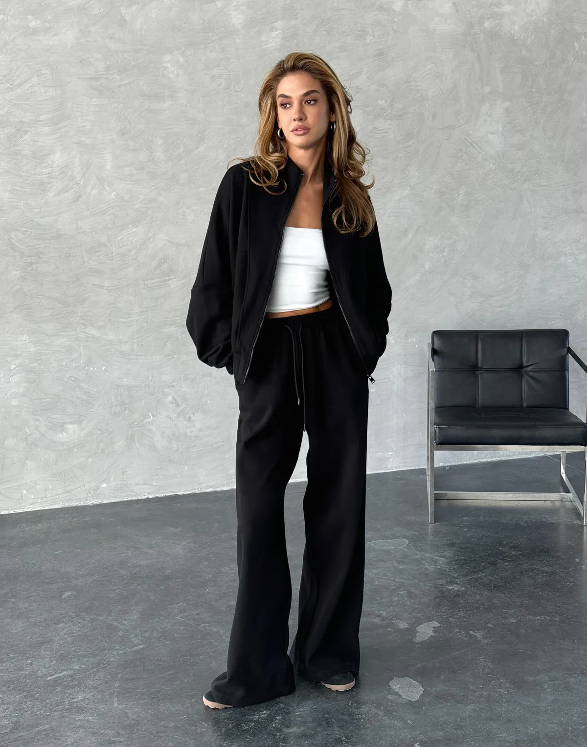 Комплект кофта на блискавці та штани прямого крою зі шнурком, чорні - Фото 1