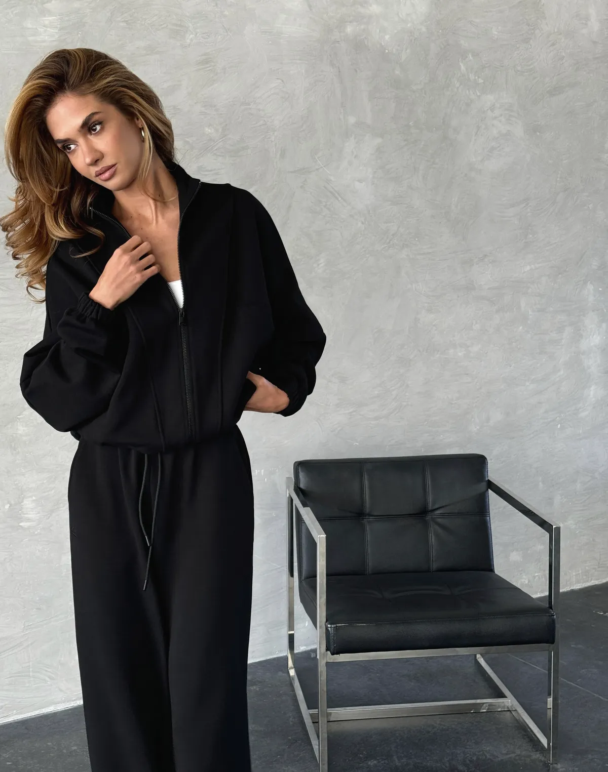 Кофта на блискавці з декоративними швами, чорна - Фото 1