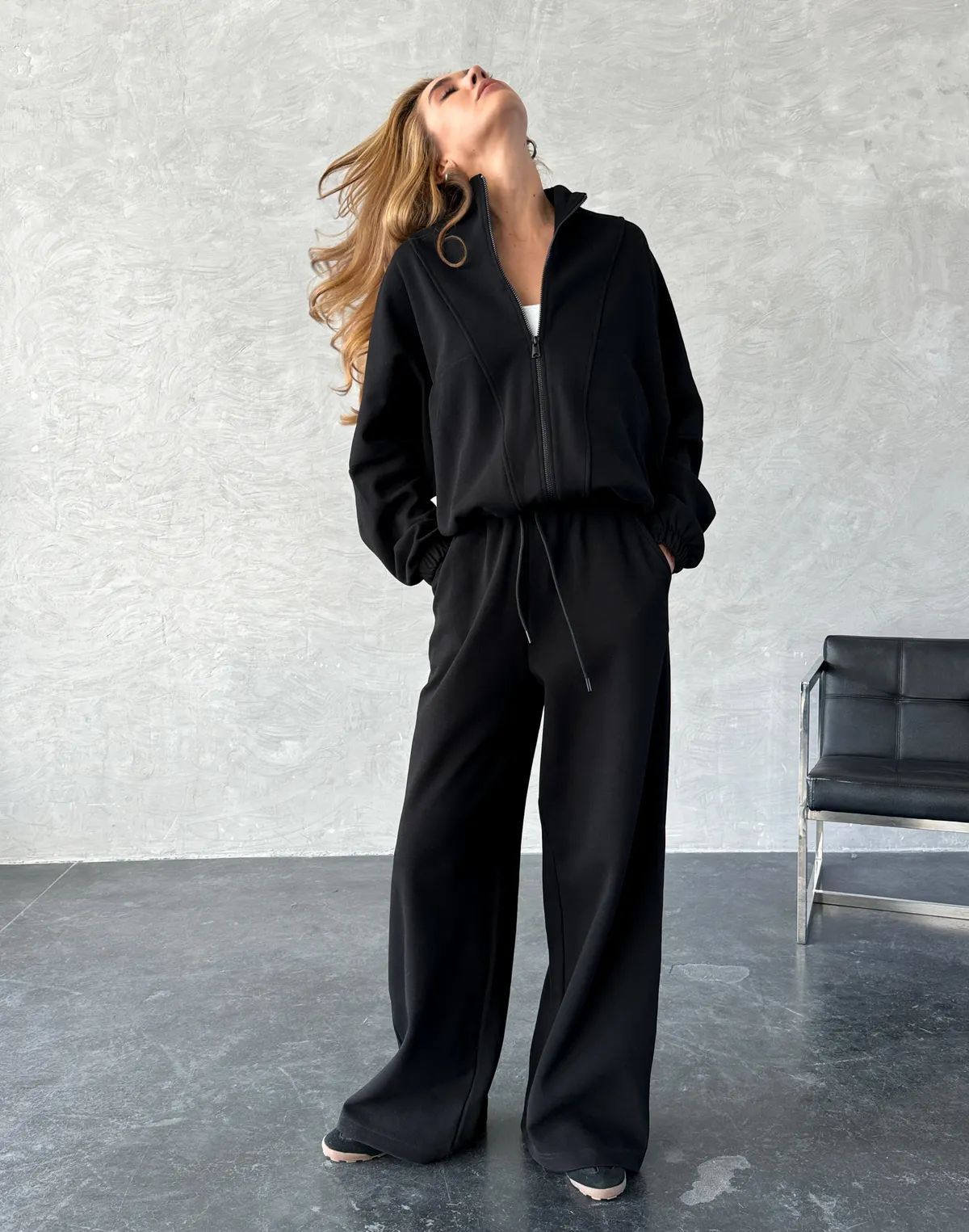 Штани прямого крою спортивні зі шнурком, чорні - Фото 3